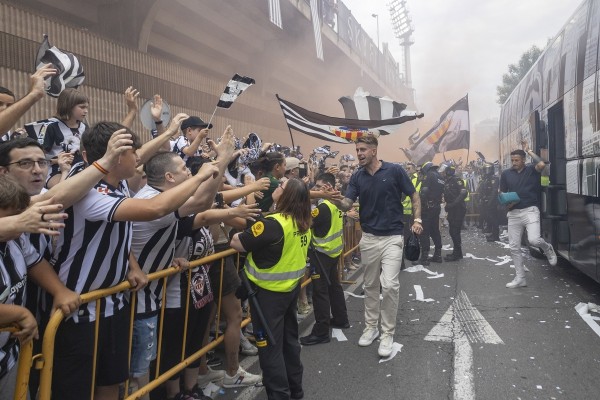 La afición del Castellón prepara un recibimiento masivo al equipo y teñirá de albinegro Castalia