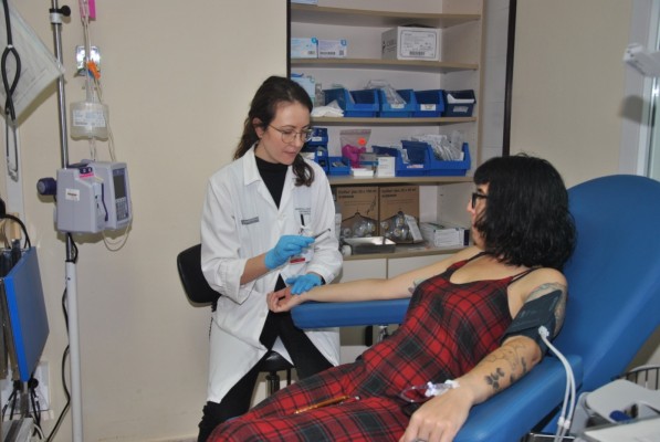 El Hospital General de Castellón incorpora el tratamiento de la repicadura controlada de abeja y avispa para pacientes alérgicos