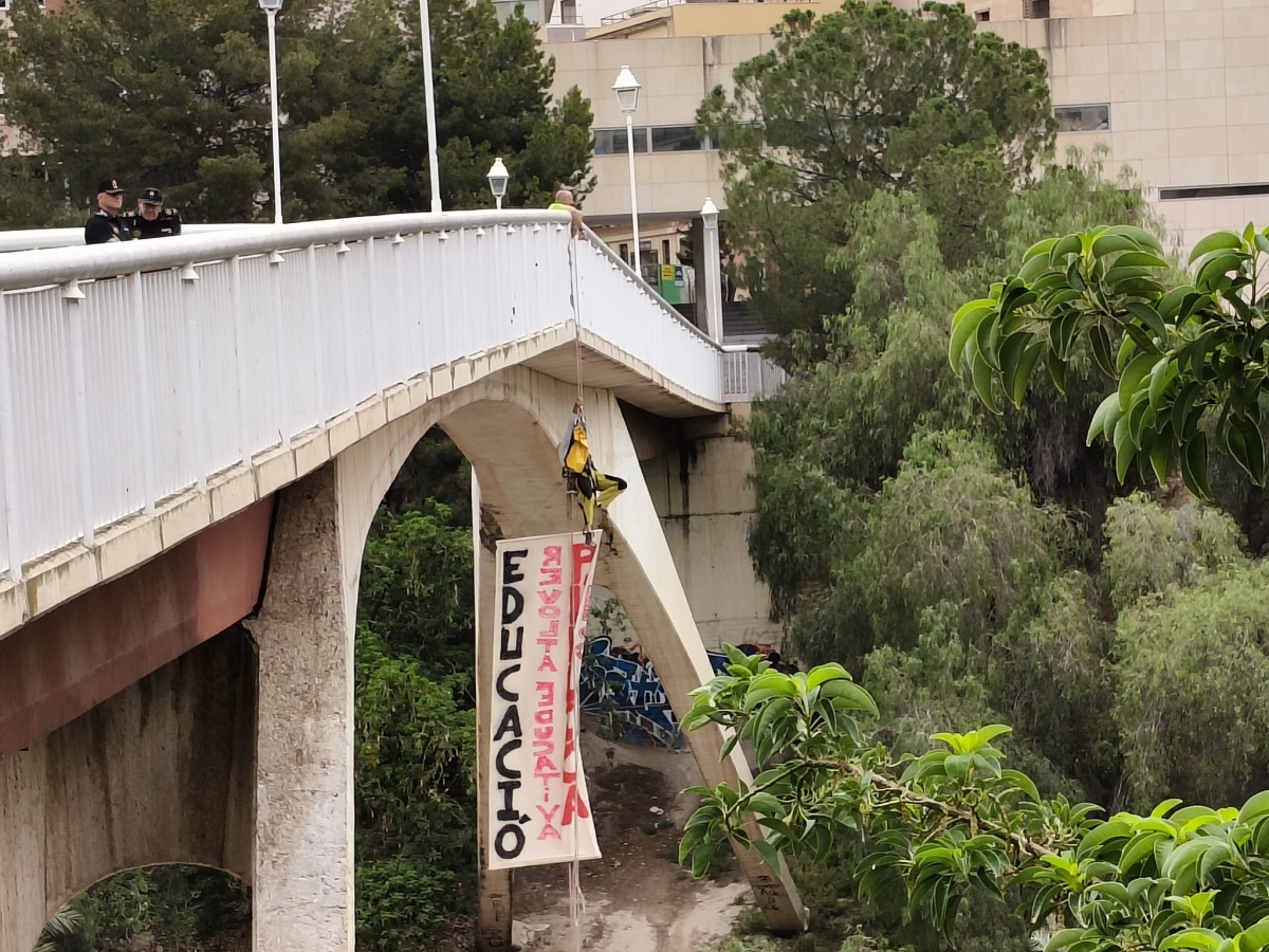 Puenting en Elche por la educación pública desde La Pasarela