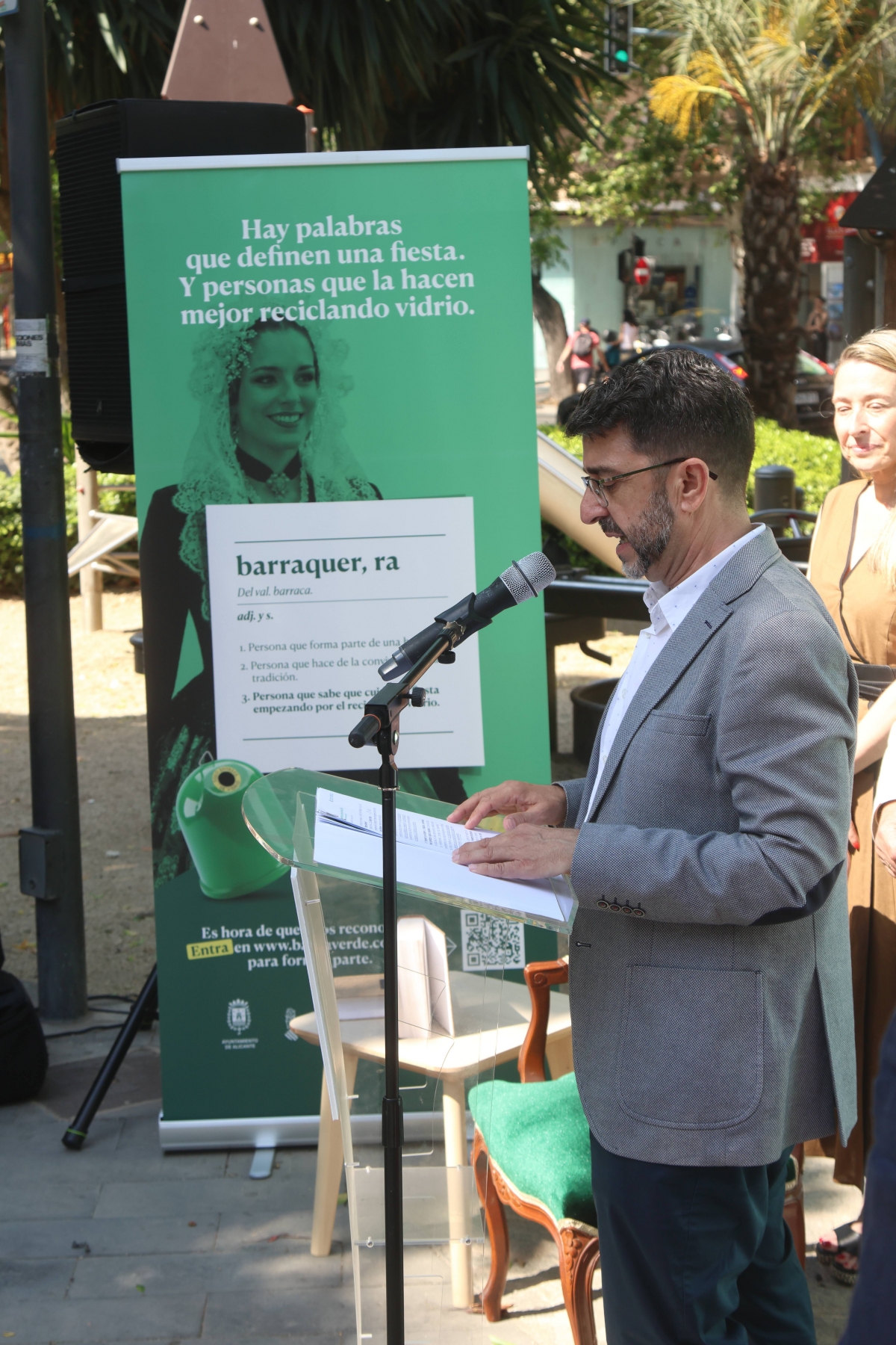 Ecovidrio impulsa el reciclaje en Fogueres y promueve el reconocimiento de foguerers y barraquers en la RAE.