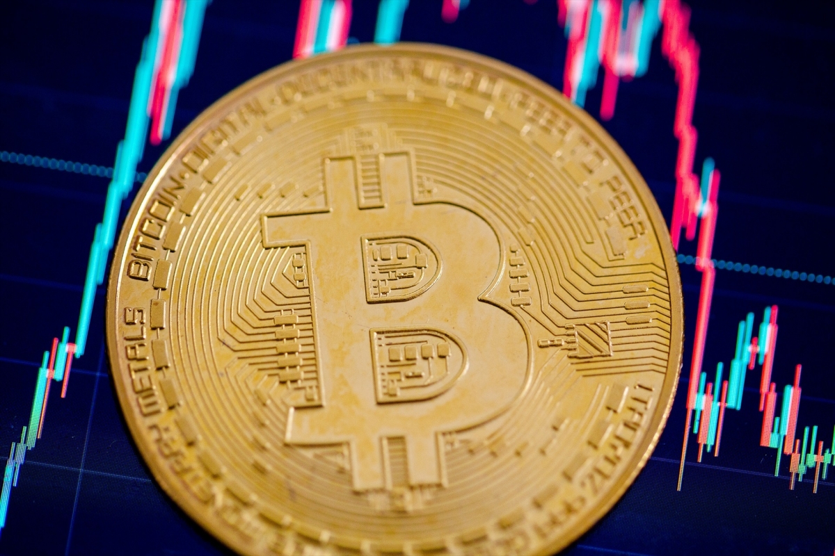 El bitcóin cae el 3 % y se encuentra en 62.000 dólares, a niveles de febrero pasado