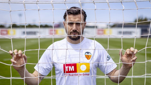 Dimitrievski: “Sé de la grandeza del Valencia CF y estoy muy feliz de seguir aquí”