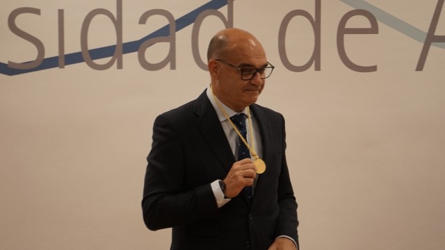 Medalla de oro a Manuel Palomar, el rector que 'devolvió' Medicina a la UA