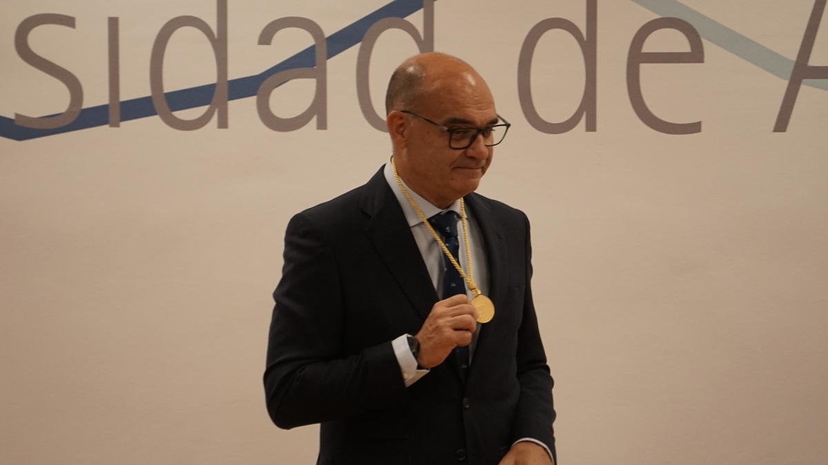 Manuel Palomar recibe la medalla de oro de la UA arropado por profesores, ex rectores y cargos públicos 