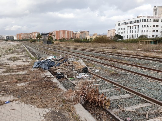 Vecinos de Parque del Mar exigen agilidad en el pacto con Adif por las vías de Benalúa