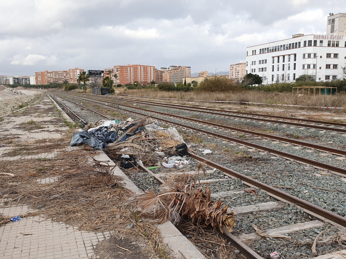 Vecinos de Parque del Mar exigen agilidad en el pacto con Adif por las vías de Benalúa
