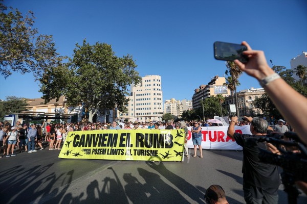Unas 12.000 personas protestan en Palma contra la masificación turística de la isla
