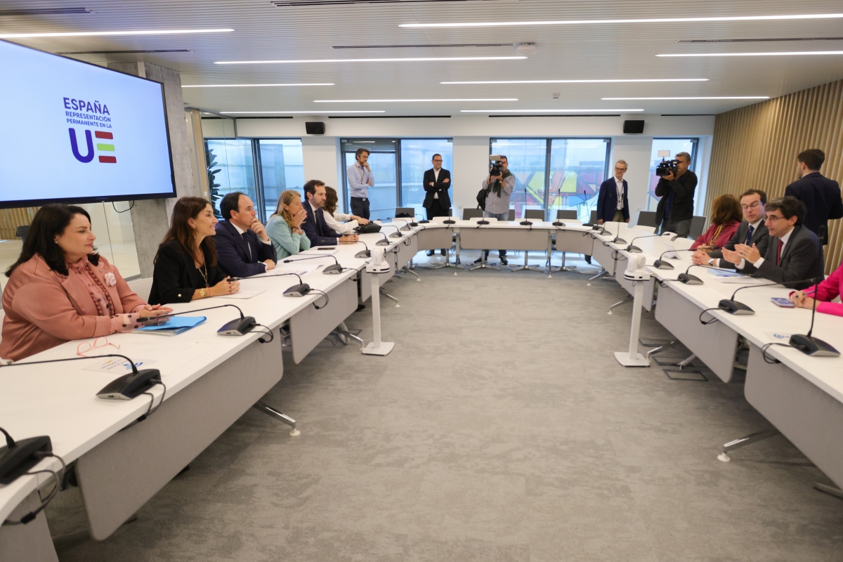Pérez Llorca reivindica a la cerámica en Bruselas: defiende un calendario verde 