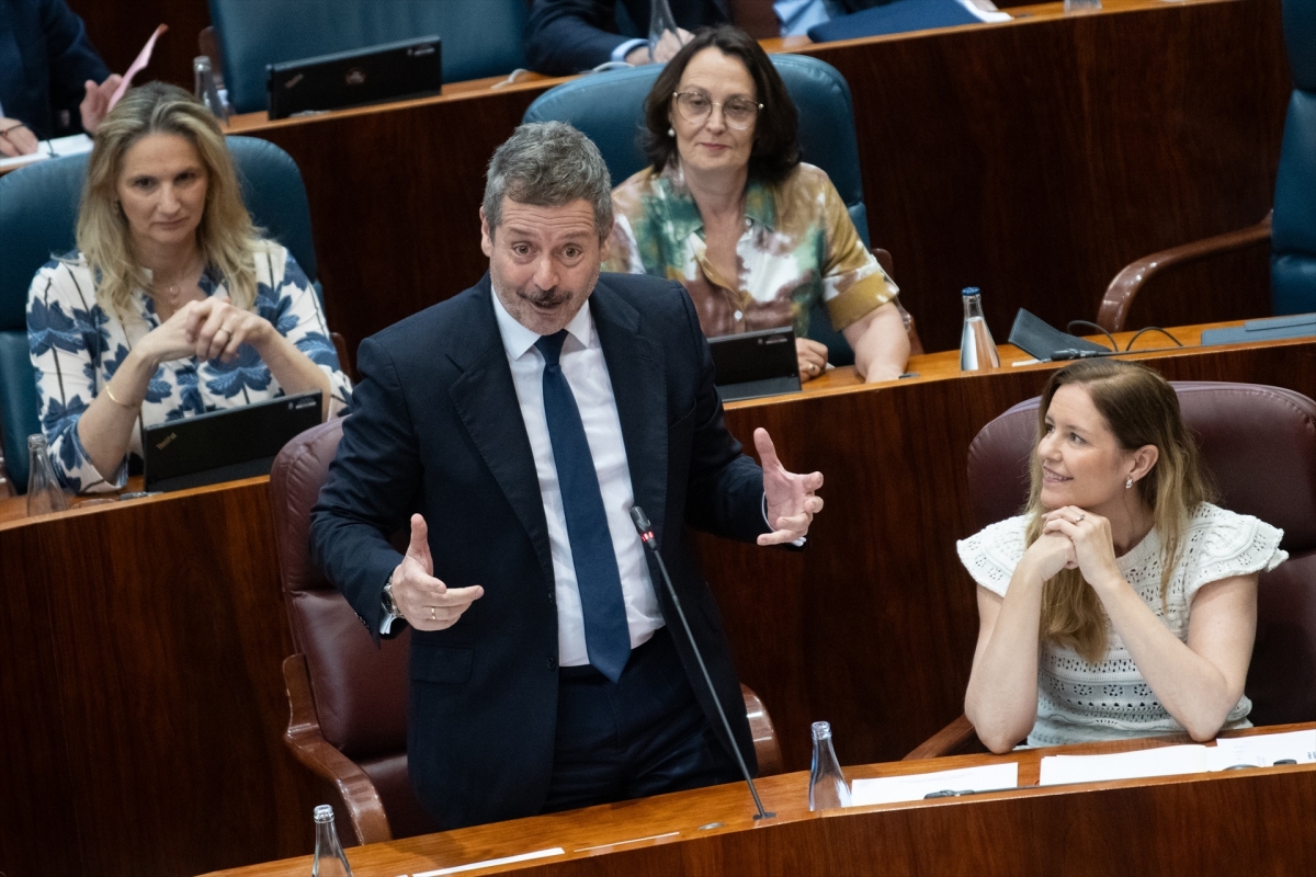 El consejero murciano de Ayuso se defiende de las críticas contra el calor citando a Murcia y Vicente Medina