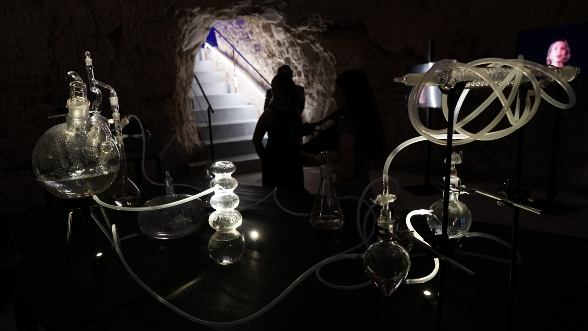 La artista Anna Pastor 'quita el aliento' a la gente para exponerlo en el Museo de Aguas de Alicante