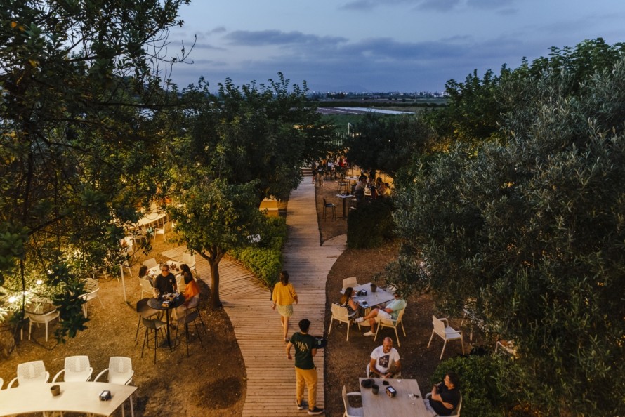Villa Indiano abre su jardín al atardecer y recupera el espíritu de las verbenas de verano en la huerta valenciana