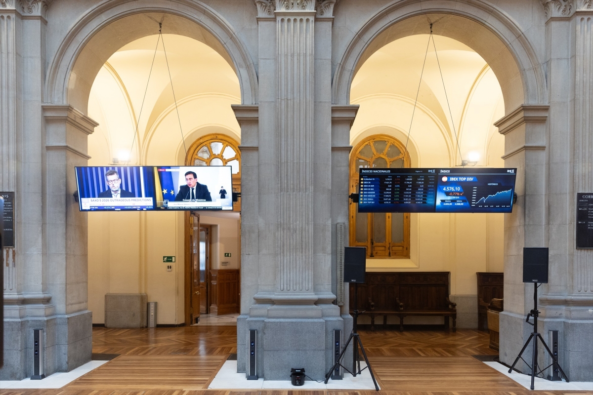 El Ibex 35 abre con un alza del 0,3% y supera los 18.300 puntos, con el petróleo en 95 dólares