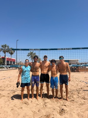 Los hermanos Capogrosso, campeones y olímpicos de vóley playa, entrenan en Beachbol Valencia