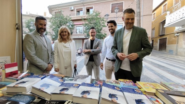 Nieves Herrero inaugura la Feria del Libro de Caravaca de la Cruz, ciudad donde arranca la historia de su novela 'La Prometida'