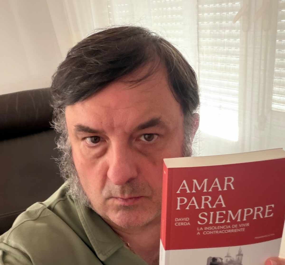 Recuenco es un conversador ágil y a menudo utiliza la ironía para desarrollar sus argumentos. - Recuenco es un conversador ágil y a menudo utiliza la ironía para desarrollar sus argumentos.