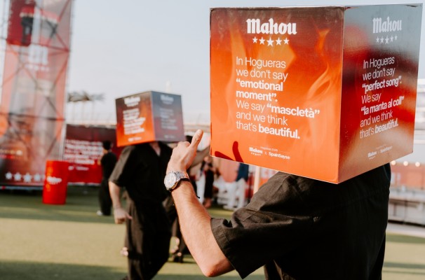 Mahou y SpainSays convierten el lenguaje de Fogueres en una nueva Edición Especial