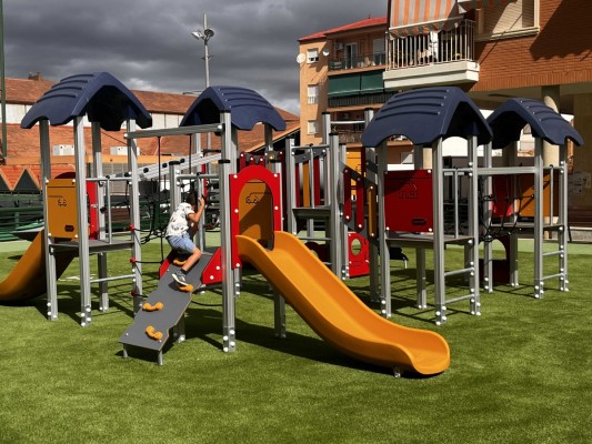 Petrer reabre el parque infantil de los Jardines Rey Juan Carlos I tras una reforma de 253.000 euros
