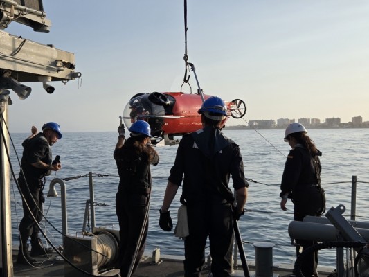 Los cazaminas 'Turia' y 'Duero' vigilan infraestructuras submarinas en el mar de Alborán