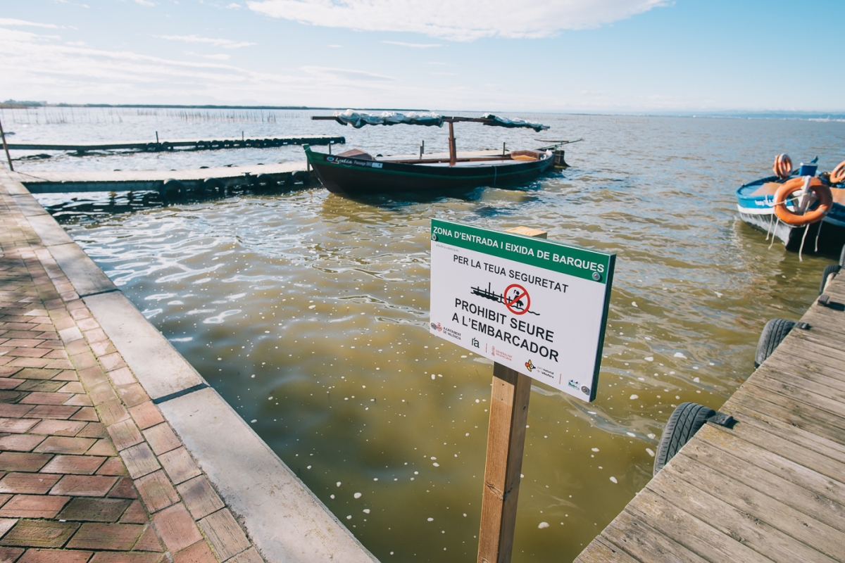 Prohibición de sentarse en el embarcadero de la Albufera. - Foto: KIKE TABERNER Prohibición de sentarse en el embarcadero de la Albufera.