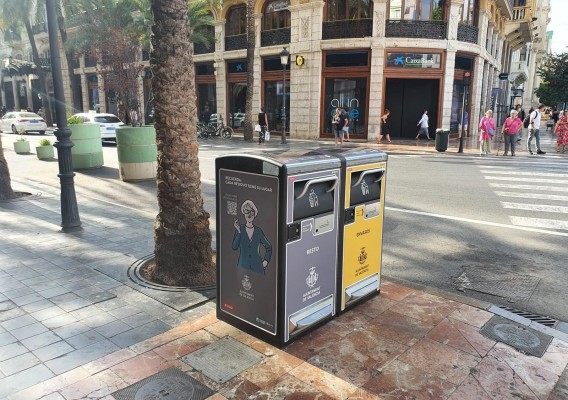  El Ayuntamiento impulsa una prueba de uso de papeleras inteligentes en 23 puntos de Ciutat Vella