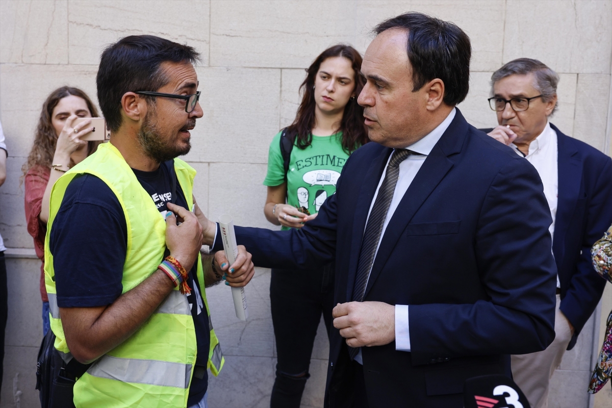 El president de la Generalitat, Juanfran Pérez Llorca (d), habla con representantes de docentes.