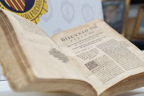 La Policía de la Generalitat recupera un libro del siglo XVII desaparecido en la Biblioteca de un convento de Vic