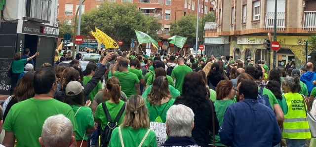Més de 1.000 professors de Castelló participen en una cadena humana en un nou signe de protesta
