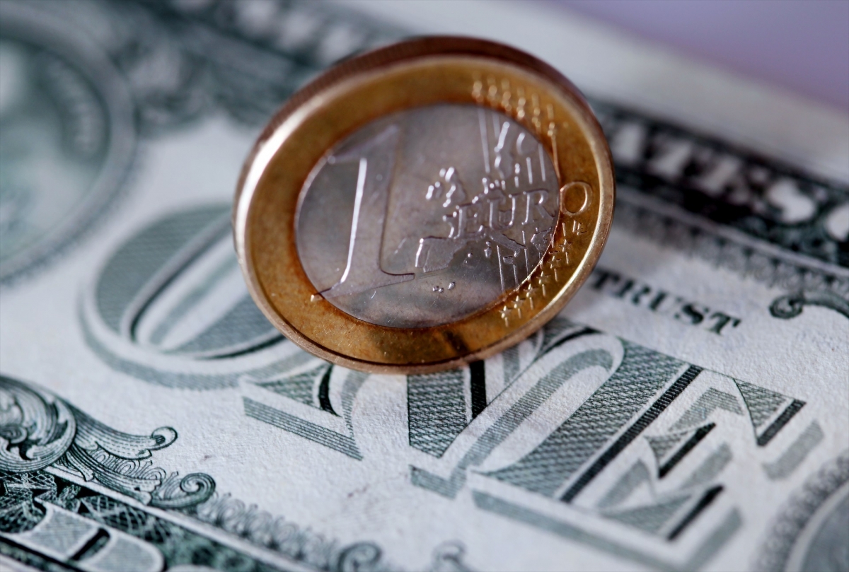 El euro baja un 0,5% y acaba la semana en 1,1556 dólares tras la caída del PIB en eurozona