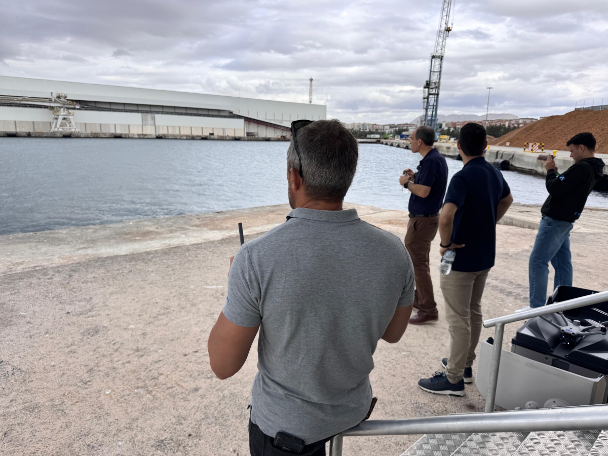 El Puerto avanza en su estrategia de innovación con el uso de drones para medir el fondo marino