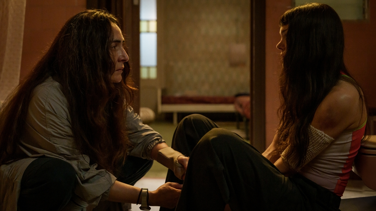Candela Peña y Ana Rujas en una escena de la película.