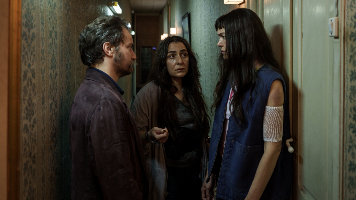 Pol López, Candela Peña y Ana Rujas en una escena de la película.