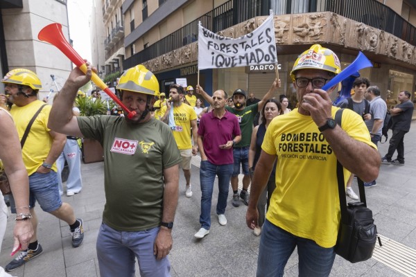 Los bomberos forestales salen a las calles de Murcia para reclamar subidas salariales y 60 efectivos más en la plantilla