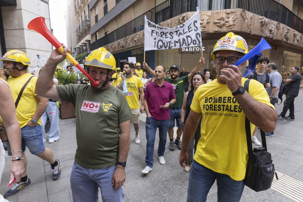Los bomberos salen a las calles de Murcia para reclamar subidas salariales y 60 efectivos más en la plantilla