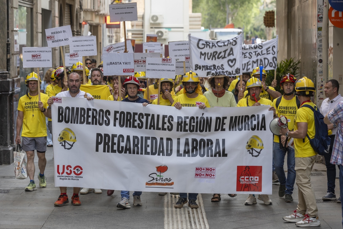 Protesta de los bomberos de las brigadas forestales en Murcia.