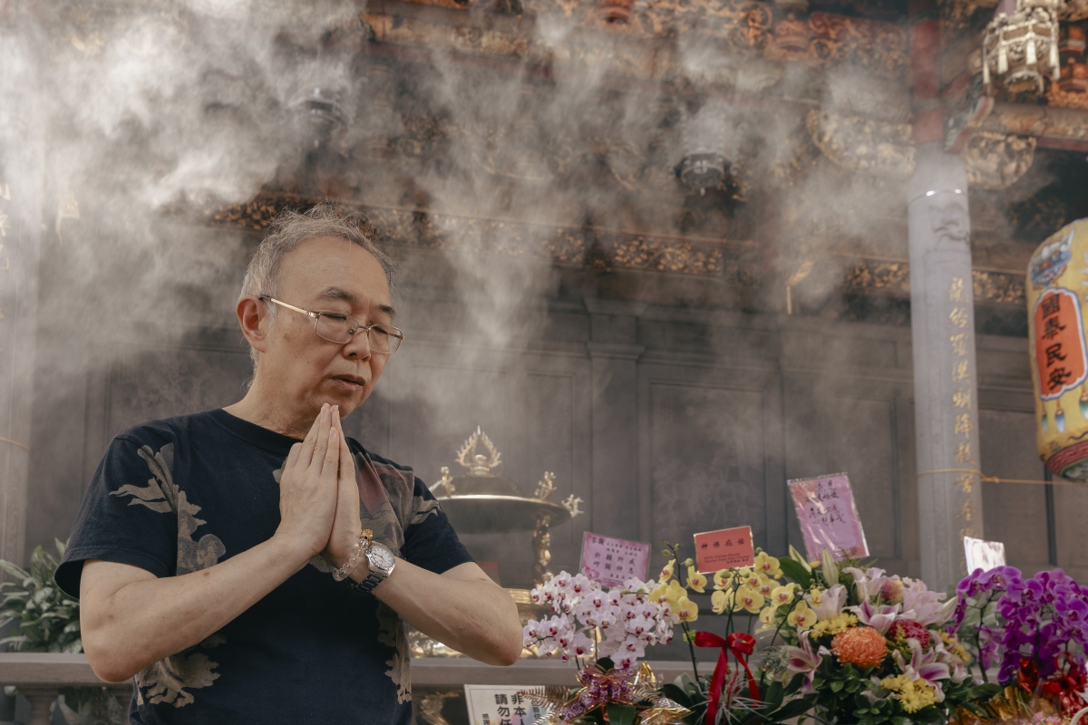 Un hombre reza en Longshan Temple. - Olga Briasco Un hombre reza en Longshan Temple.