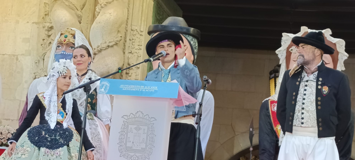 'Funzo' prende la mecha de les Fogueres 2026 con una descarga de alicantinismo