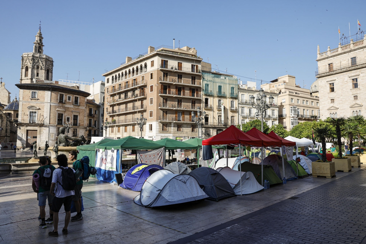 Acampada en la plaza de la Virgen de València.