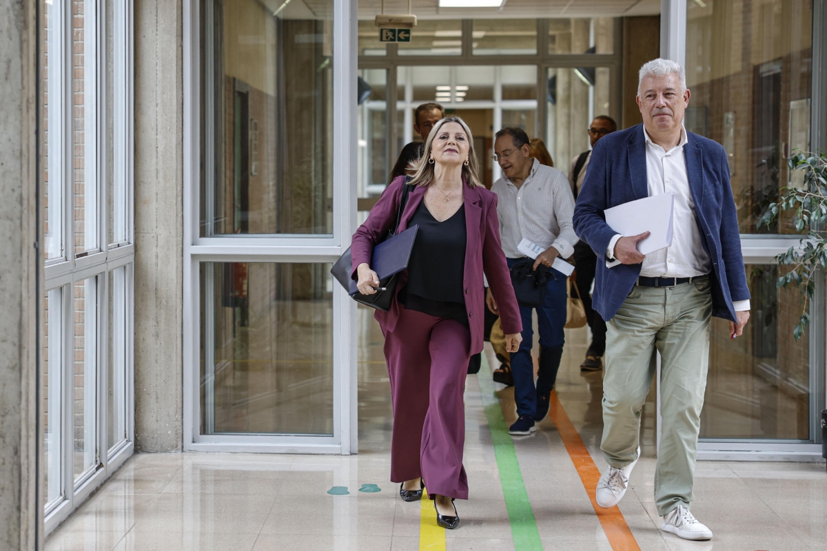 La consellera y el secretario autonómico de Educación a su llegada a la mesa de negociación de este viernes.