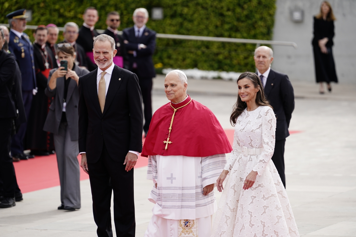Los Reyes y Sánchez reciben a León XIV en el aeropuerto y se escuchan los primeros ¡Viva el Papa!