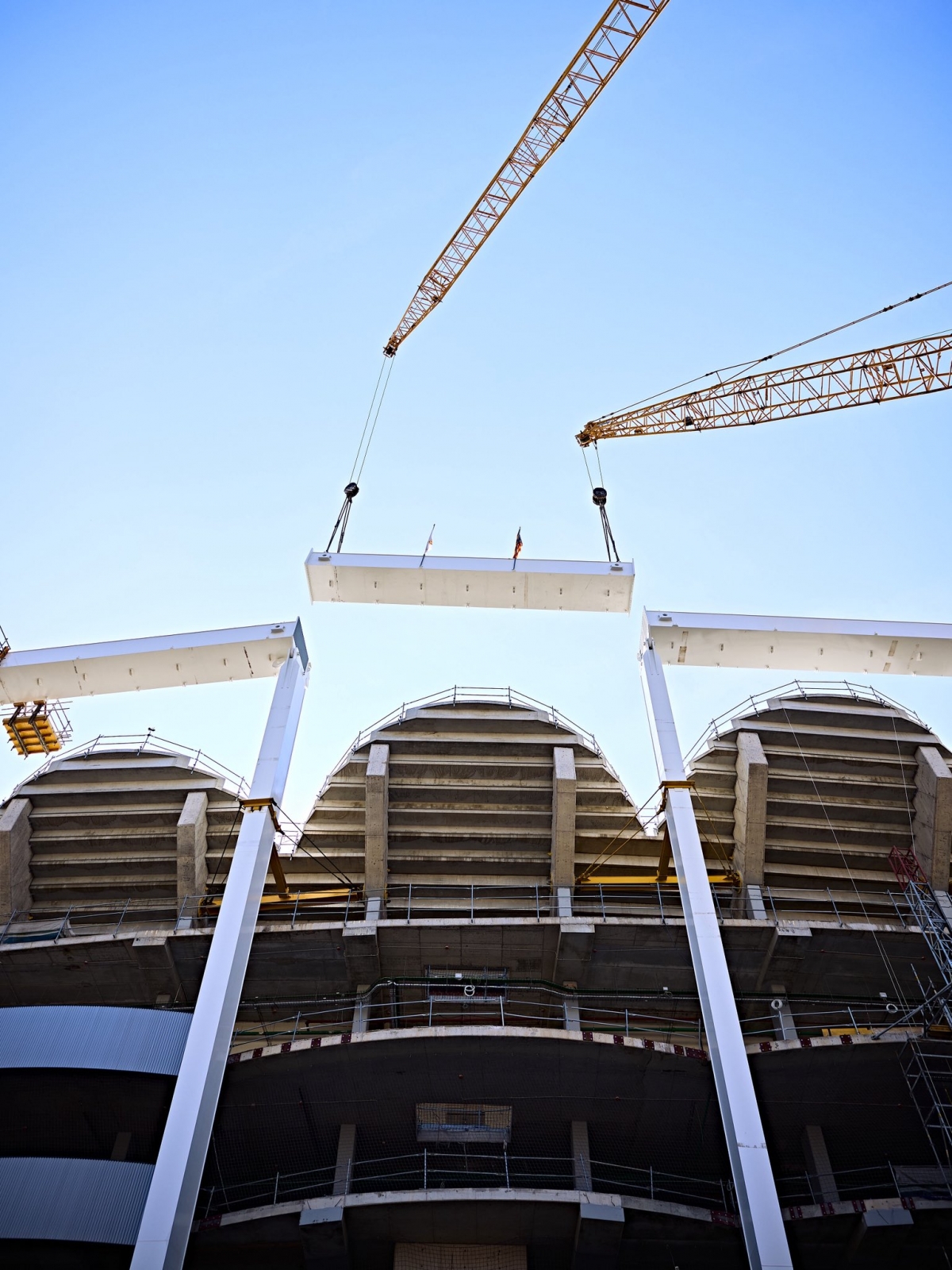 El Nou Mestalla ya tiene instalado el anillo de compresión y los 50 pilares de la cubierta