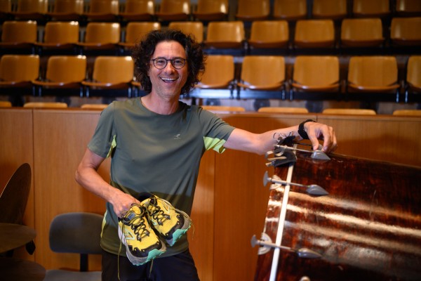 El percusionista que corre por la montaña mientras escucha a Shostakovich