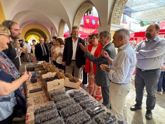 Miguel Barrachina destaca la cereza de Caudiel como emblema del desarrollo rural de Castellón