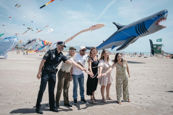 Las playas de Castellón se llenan de público en la primera jornada de la III edición del Festival Internacional del Viento
