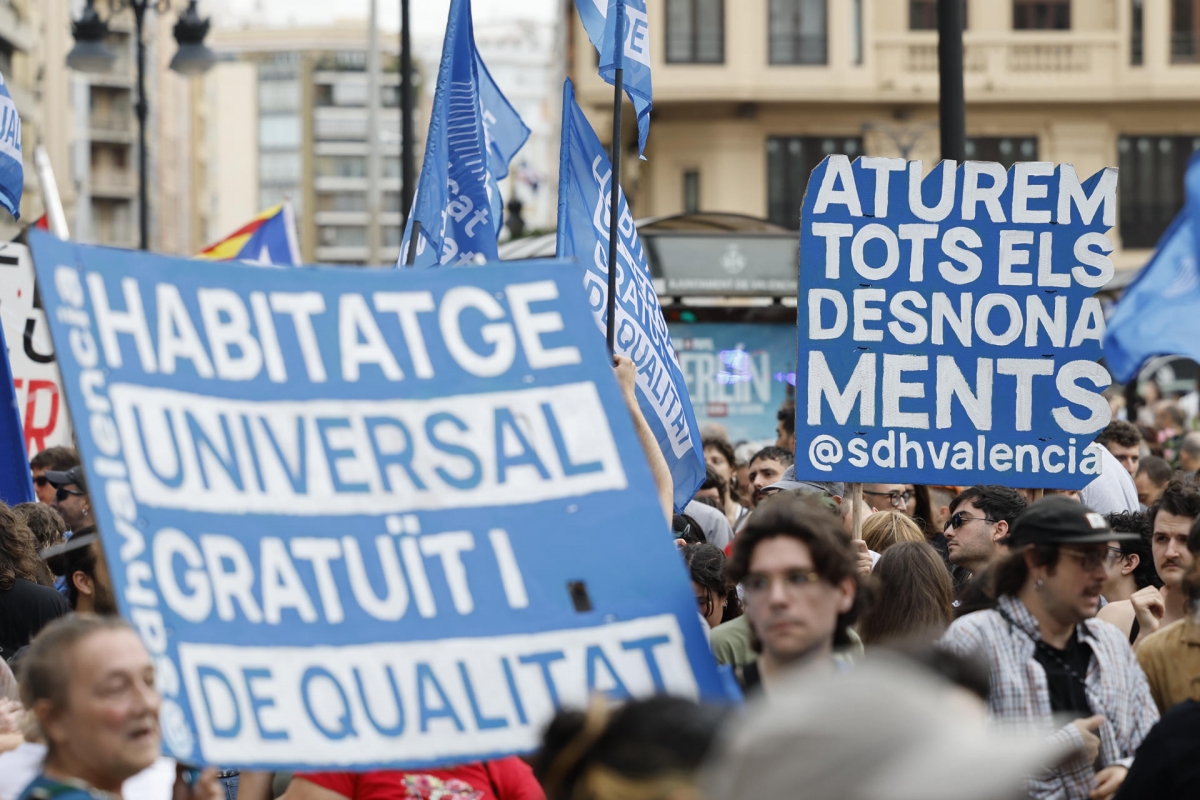 Cientos de personas se manifiestan contra 