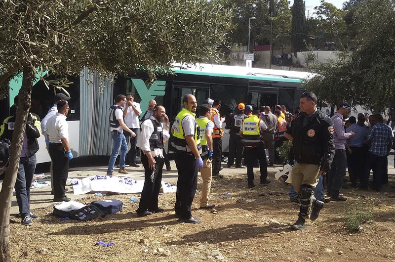 Al menos dos israelíes y un atacante muertos en dos ataques simultáneos en Jerusalén