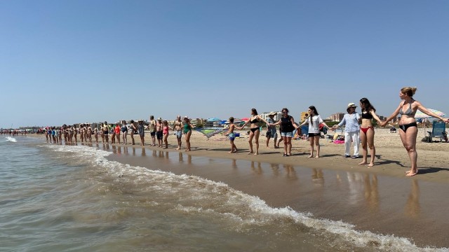 Una cadena humana exige a Costas la regeneración de las playas de Almardà, Corinto y Malvarrosa