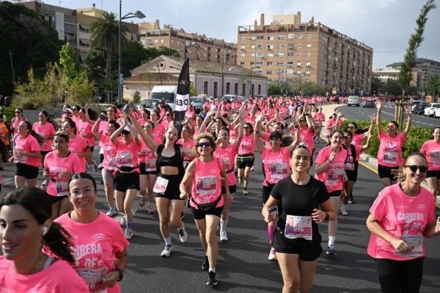  Más de 6.000 mujeres protagonizan una gran fiesta del deporte femenino en la Carrera de la Mujer de Valencia