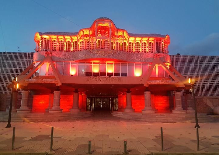 La Asamblea Regional se ilumina de rojo por la Semana Mundial de la Hemocromatosis
