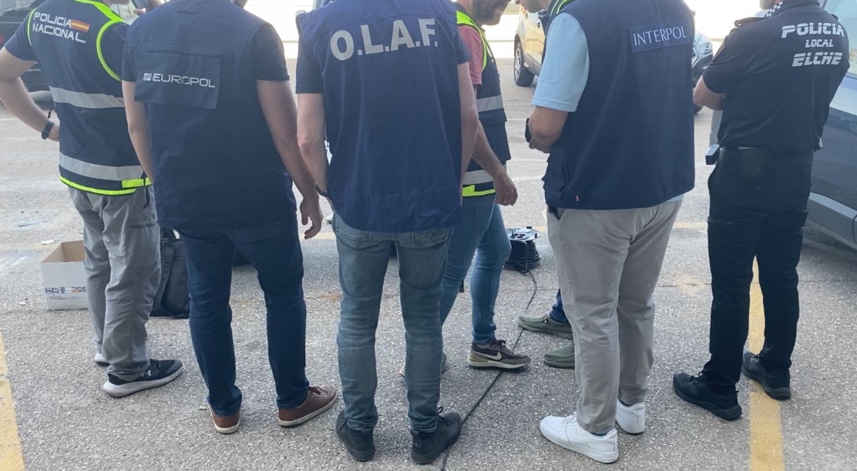 Más de 200 policías peinan el mercadillo del estadio del Elche en una operación contra las falsificaciones