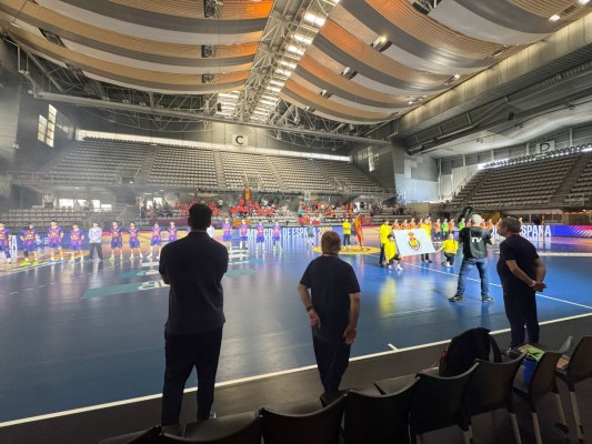 El balonmano español rinde homenaje al histórico Calpisa en la antesala de la final de la Copa del Rey